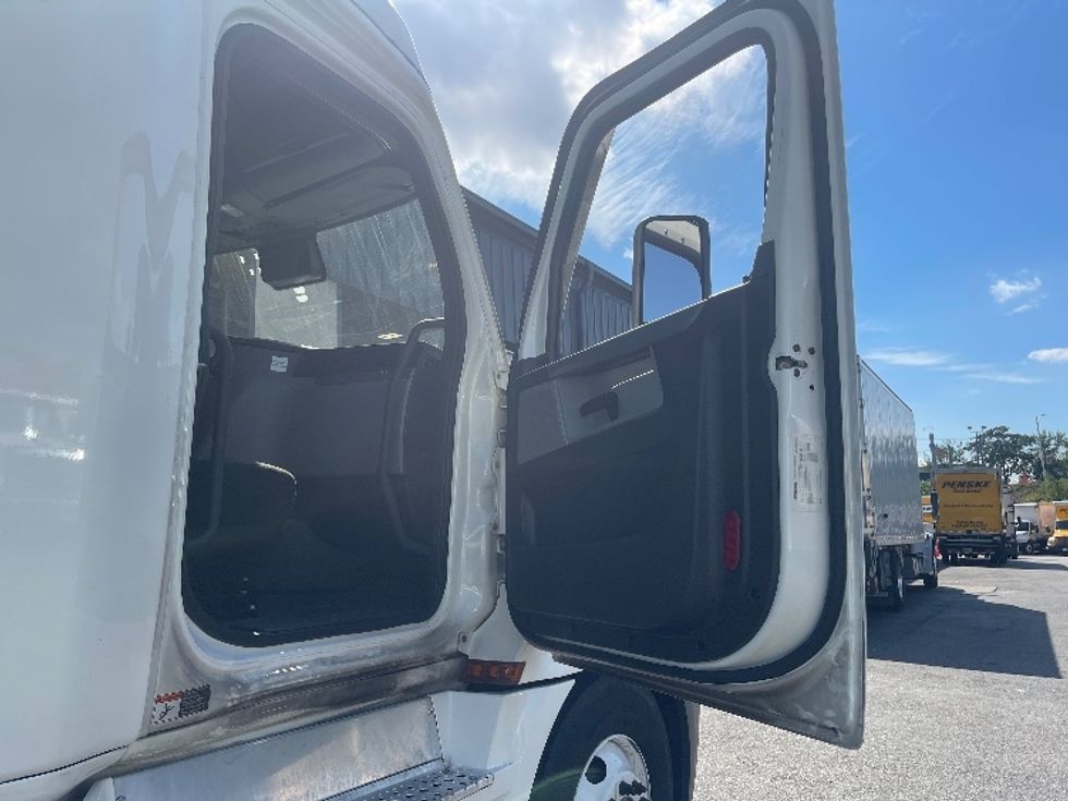 Sleeper Tractor-Heavy Duty Tractors-Freightliner-2021-T12664ST-North Bergen-NJ-588,836\n\t\tmiles-$ 54,500 - Image 13