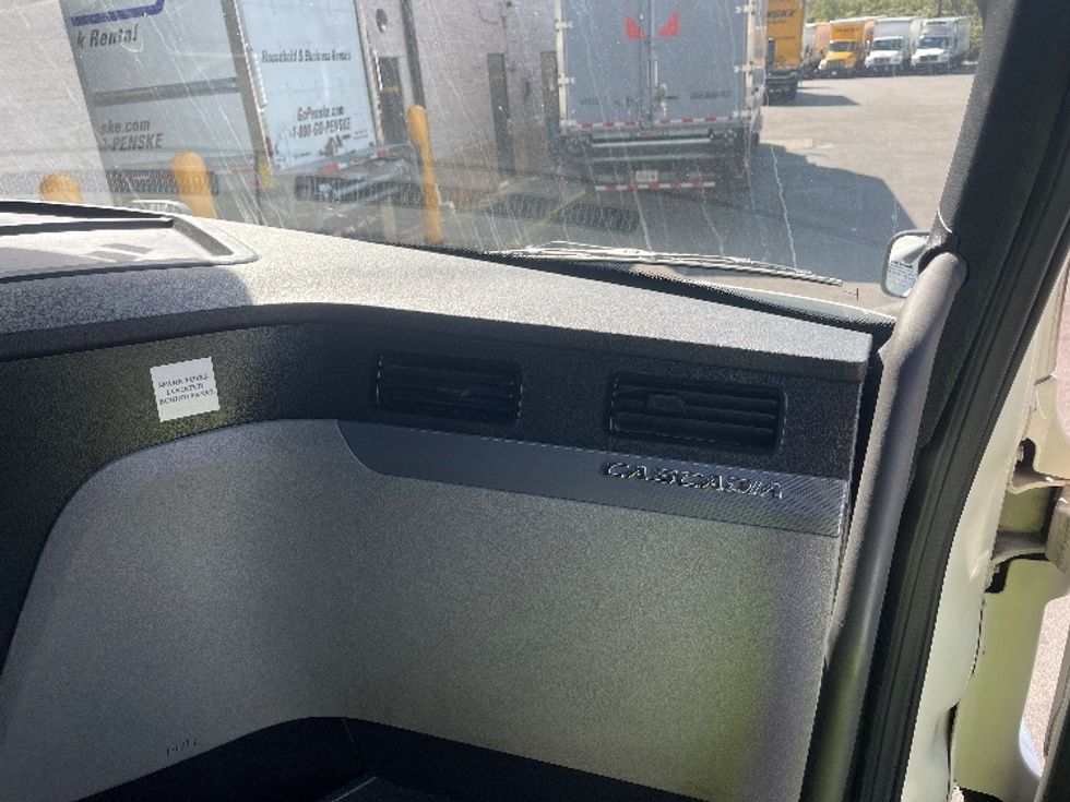 Sleeper Tractor-Heavy Duty Tractors-Freightliner-2021-T12664ST-North Bergen-NJ-588,836\n\t\tmiles-$ 54,500 - Image 14