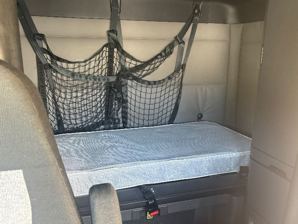 Sleeper Tractor-Heavy Duty Tractors-Freightliner-2021-T12664ST-North Bergen-NJ-588,836\n\t\tmiles-$ 54,500 - Image 17