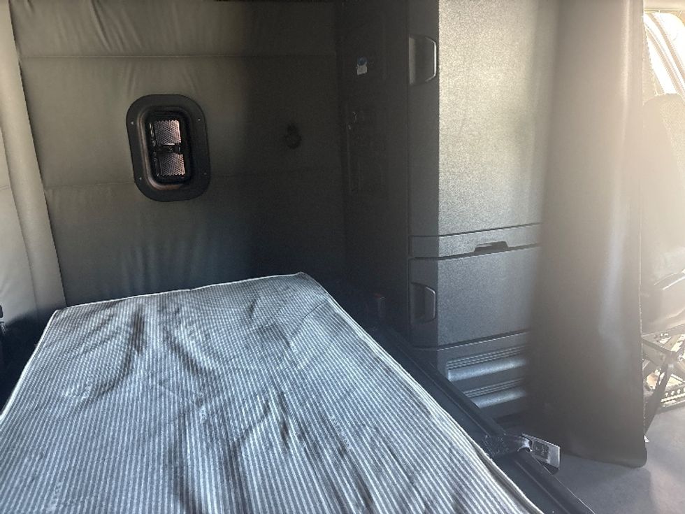 Sleeper Tractor-Heavy Duty Tractors-Freightliner-2021-T12664ST-North Bergen-NJ-588,836\n\t\tmiles-$ 54,500 - Image 18