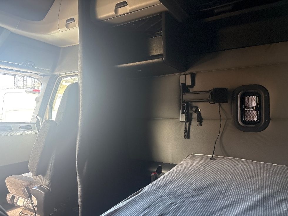 Sleeper Tractor-Heavy Duty Tractors-Freightliner-2021-T12664ST-North Bergen-NJ-588,836\n\t\tmiles-$ 54,500 - Image 19