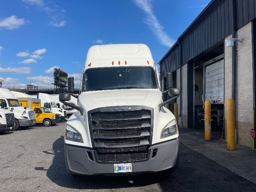 Sleeper Tractor-Heavy Duty Tractors-Freightliner-2021-T12664ST-North Bergen-NJ-588,836\n\t\tmiles-$ 54,500 - Image 2