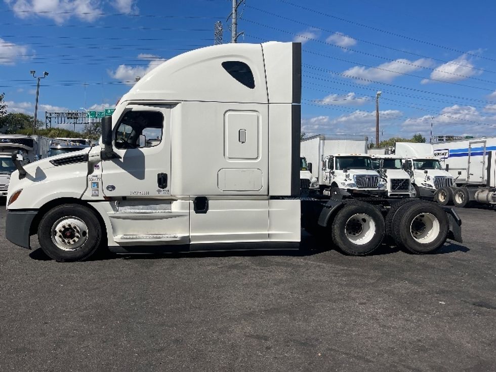Sleeper Tractor-Heavy Duty Tractors-Freightliner-2021-T12664ST-North Bergen-NJ-588,836\n\t\tmiles-$ 54,500 - Image 4