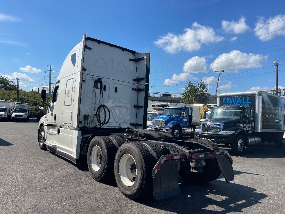 Sleeper Tractor-Heavy Duty Tractors-Freightliner-2021-T12664ST-North Bergen-NJ-588,836\n\t\tmiles-$ 54,500 - Image 5