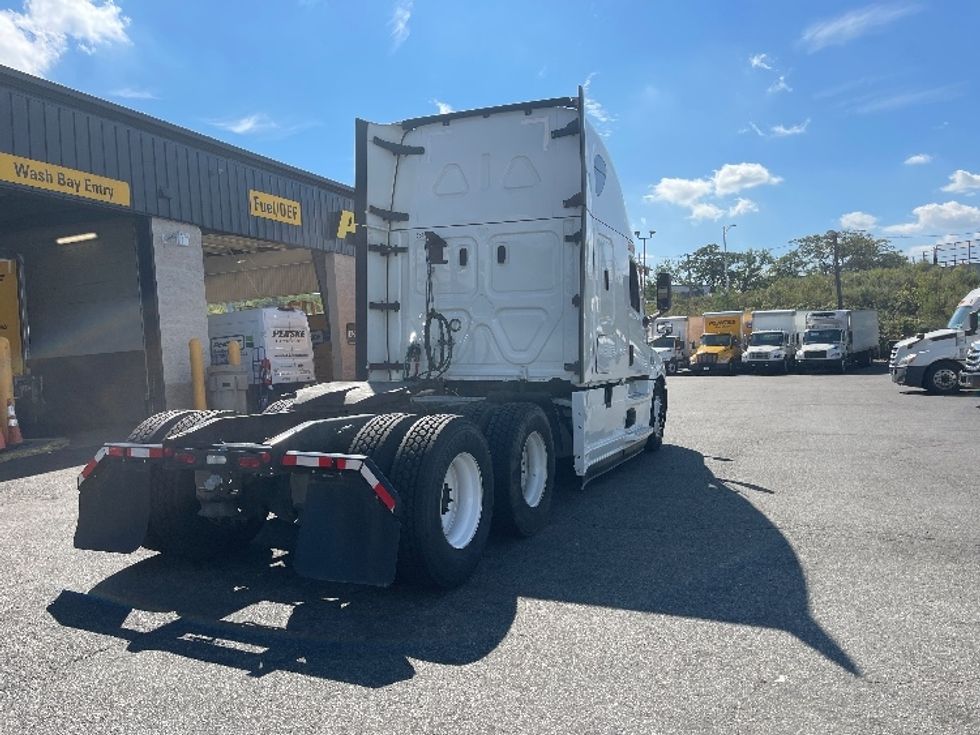 Sleeper Tractor-Heavy Duty Tractors-Freightliner-2021-T12664ST-North Bergen-NJ-588,836\n\t\tmiles-$ 54,500 - Image 7
