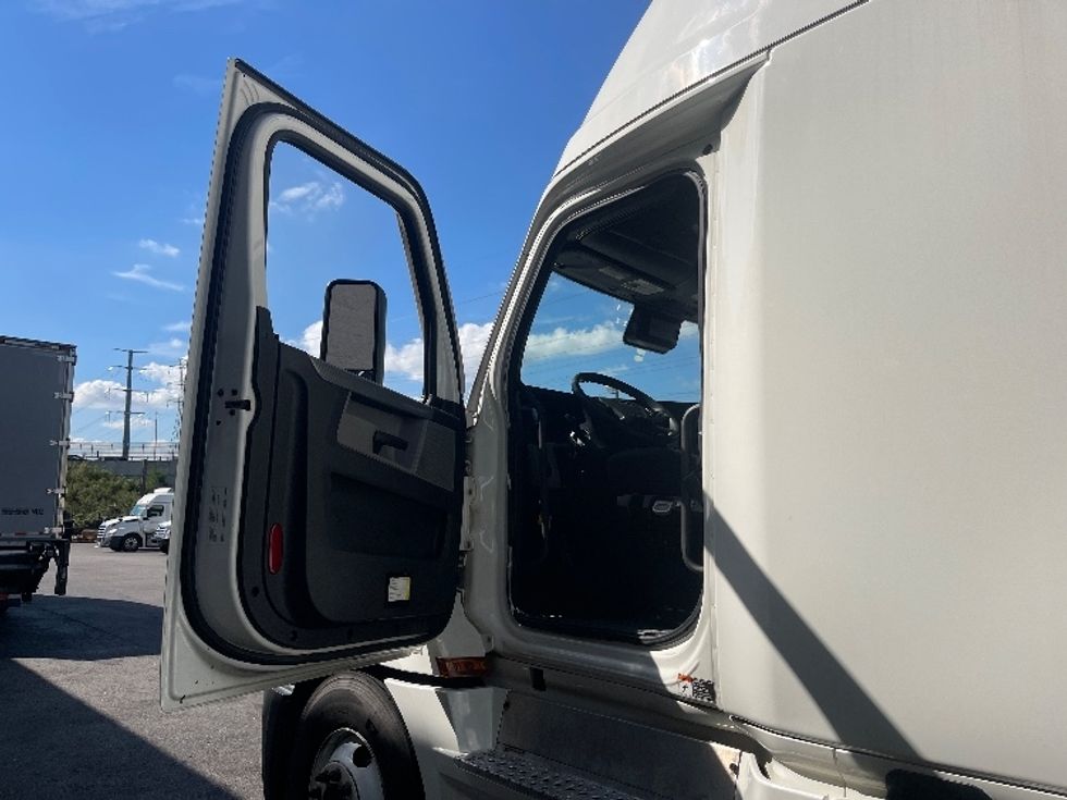 Sleeper Tractor-Heavy Duty Tractors-Freightliner-2021-T12664ST-North Bergen-NJ-588,836\n\t\tmiles-$ 54,500 - Image 9