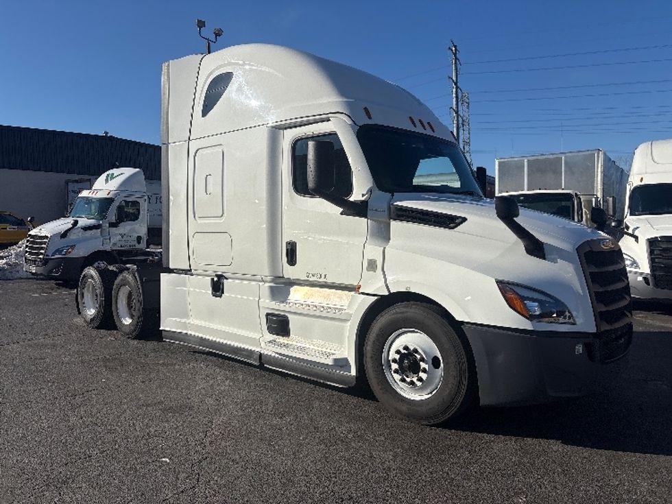 Sleeper Tractor-Heavy Duty Tractors-Freightliner-2021-T12664ST-North Bergen-NJ-612,869\n\t\tmiles-$ 45,750 - Image 1