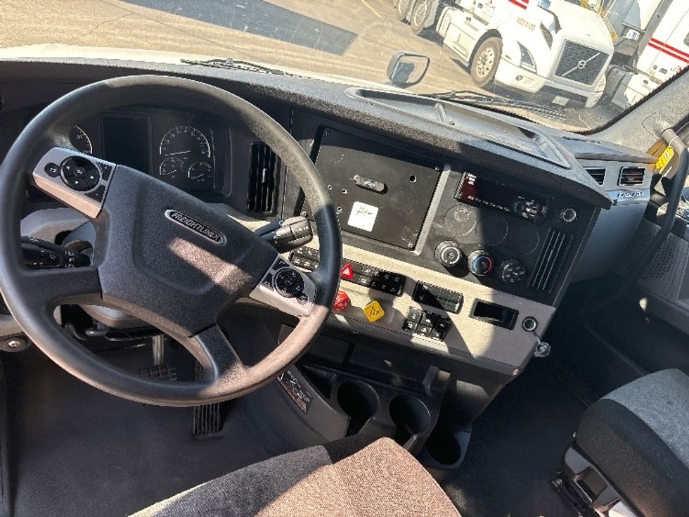 Sleeper Tractor-Heavy Duty Tractors-Freightliner-2021-T12664ST-North Bergen-NJ-612,869\n\t\tmiles-$ 45,750 - Image 11