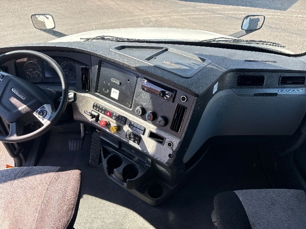 Sleeper Tractor-Heavy Duty Tractors-Freightliner-2021-T12664ST-North Bergen-NJ-612,869\n\t\tmiles-$ 45,750 - Image 12