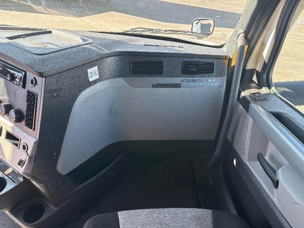 Sleeper Tractor-Heavy Duty Tractors-Freightliner-2021-T12664ST-North Bergen-NJ-612,869\n\t\tmiles-$ 45,750 - Image 14