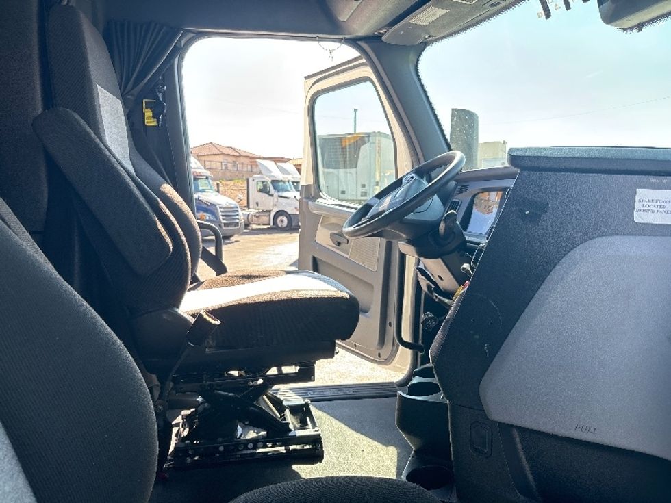 Sleeper Tractor-Heavy Duty Tractors-Freightliner-2021-T12664ST-North Bergen-NJ-612,869\n\t\tmiles-$ 45,750 - Image 15