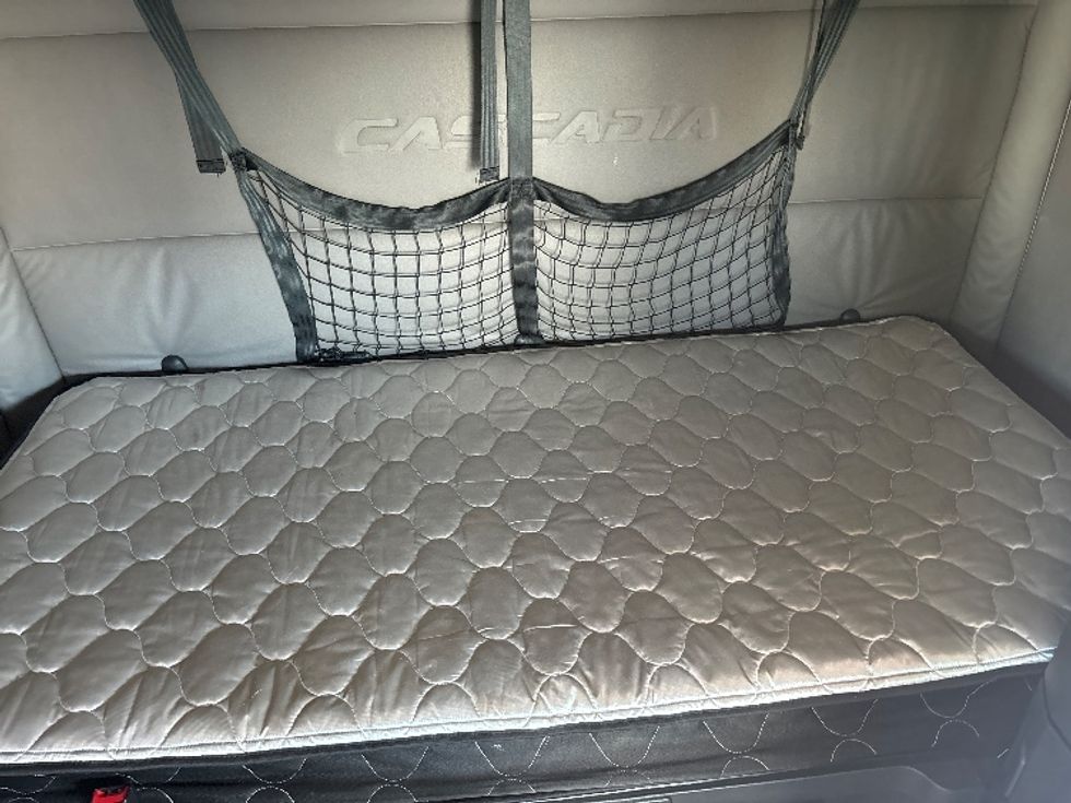 Sleeper Tractor-Heavy Duty Tractors-Freightliner-2021-T12664ST-North Bergen-NJ-612,869\n\t\tmiles-$ 45,750 - Image 17