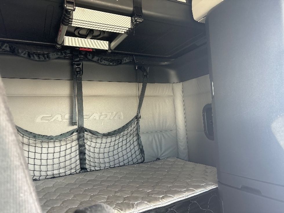 Sleeper Tractor-Heavy Duty Tractors-Freightliner-2021-T12664ST-North Bergen-NJ-612,869\n\t\tmiles-$ 45,750 - Image 18