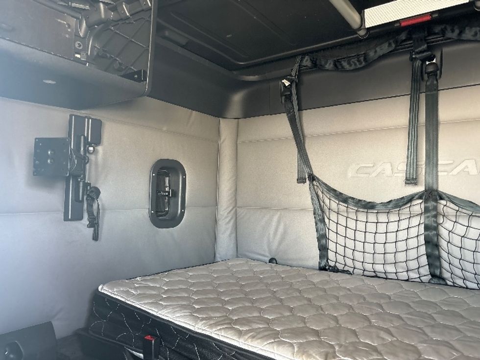 Sleeper Tractor-Heavy Duty Tractors-Freightliner-2021-T12664ST-North Bergen-NJ-612,869\n\t\tmiles-$ 45,750 - Image 19