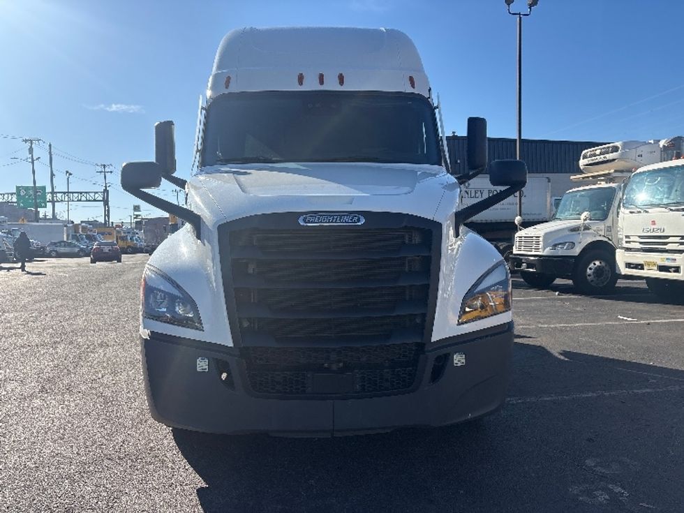 Sleeper Tractor-Heavy Duty Tractors-Freightliner-2021-T12664ST-North Bergen-NJ-612,869\n\t\tmiles-$ 45,750 - Image 2