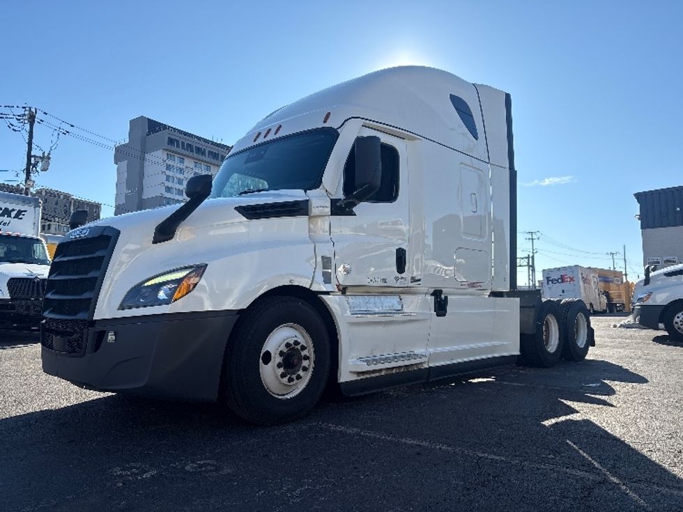 Sleeper Tractor-Heavy Duty Tractors-Freightliner-2021-T12664ST-North Bergen-NJ-612,869\n\t\tmiles-$ 45,750 - Image 3