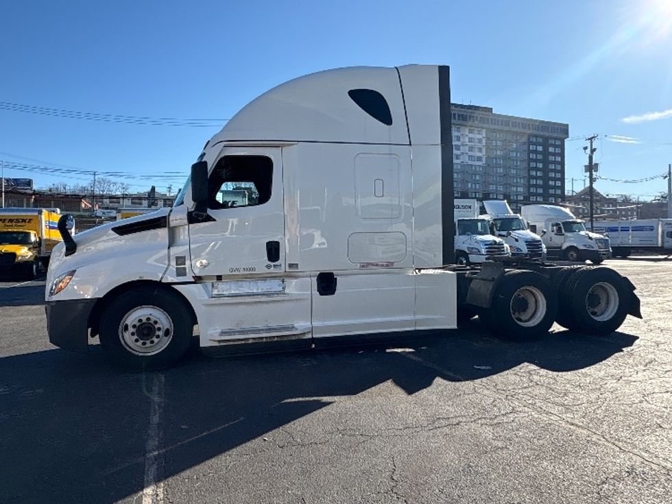 Sleeper Tractor-Heavy Duty Tractors-Freightliner-2021-T12664ST-North Bergen-NJ-612,869\n\t\tmiles-$ 45,750 - Image 4