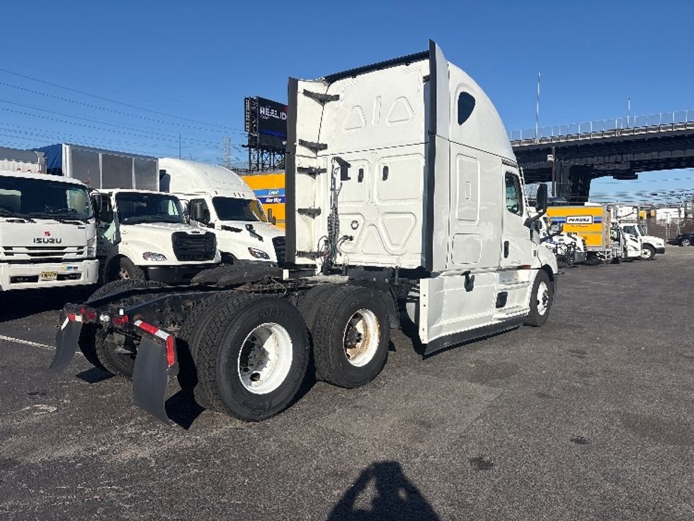 Sleeper Tractor-Heavy Duty Tractors-Freightliner-2021-T12664ST-North Bergen-NJ-612,869\n\t\tmiles-$ 45,750 - Image 7