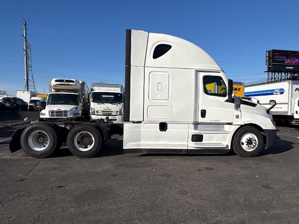 Sleeper Tractor-Heavy Duty Tractors-Freightliner-2021-T12664ST-North Bergen-NJ-612,869\n\t\tmiles-$ 45,750 - Image 8
