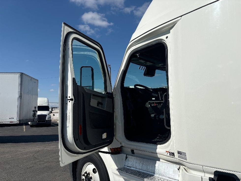 Sleeper Tractor-Heavy Duty Tractors-Freightliner-2021-T12664ST-North Bergen-NJ-612,869\n\t\tmiles-$ 45,750 - Image 9