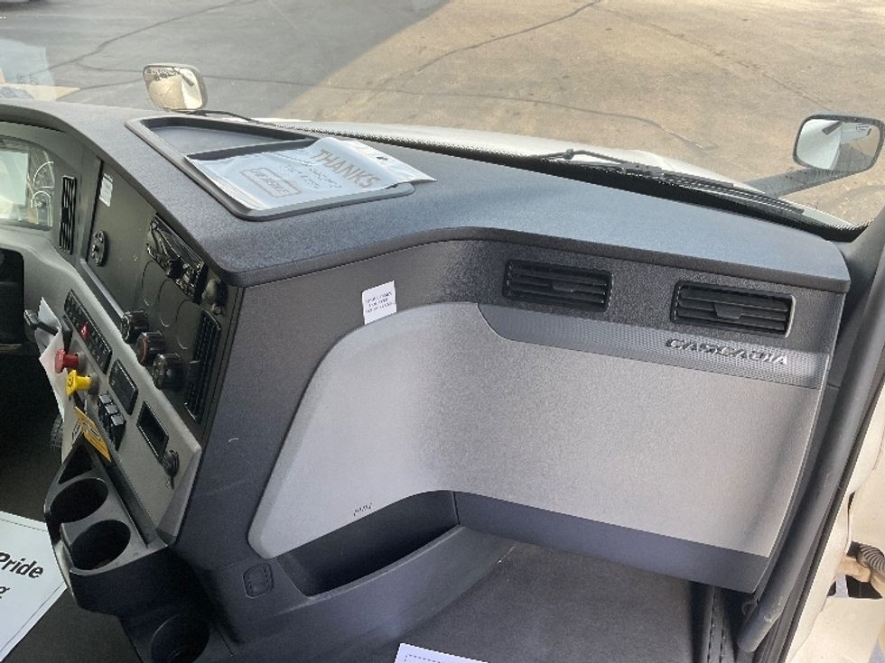 Sleeper Tractor-Heavy Duty Tractors-Freightliner-2021-T12664ST-North Fond Du Lac-WI-603,658\n\t\tmiles-$ 53,250 - Image 13