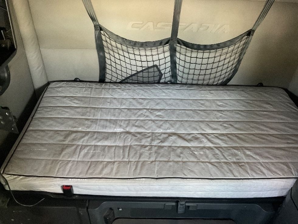 Sleeper Tractor-Heavy Duty Tractors-Freightliner-2021-T12664ST-North Fond Du Lac-WI-603,658\n\t\tmiles-$ 53,250 - Image 16