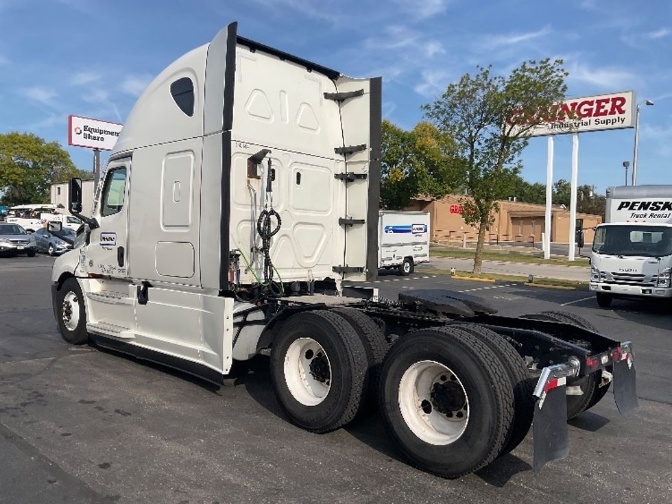 Sleeper Tractor-Heavy Duty Tractors-Freightliner-2021-T12664ST-North Fond Du Lac-WI-603,658\n\t\tmiles-$ 53,250 - Image 4