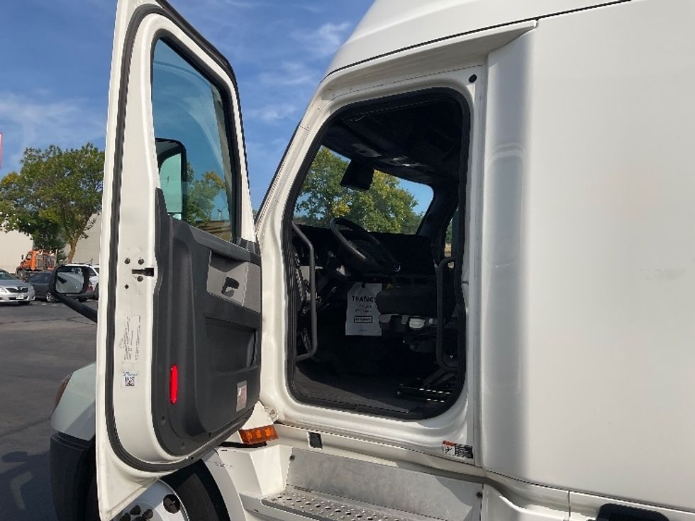 Sleeper Tractor-Heavy Duty Tractors-Freightliner-2021-T12664ST-North Fond Du Lac-WI-603,658\n\t\tmiles-$ 53,250 - Image 8