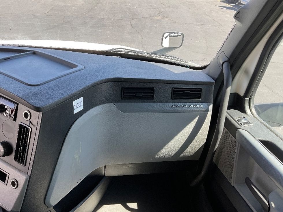 Sleeper Tractor-Heavy Duty Tractors-Freightliner-2021-T12664ST-North Las Vegas-NV-343,205\n\t\tmiles-$ 85,500 - Image 14