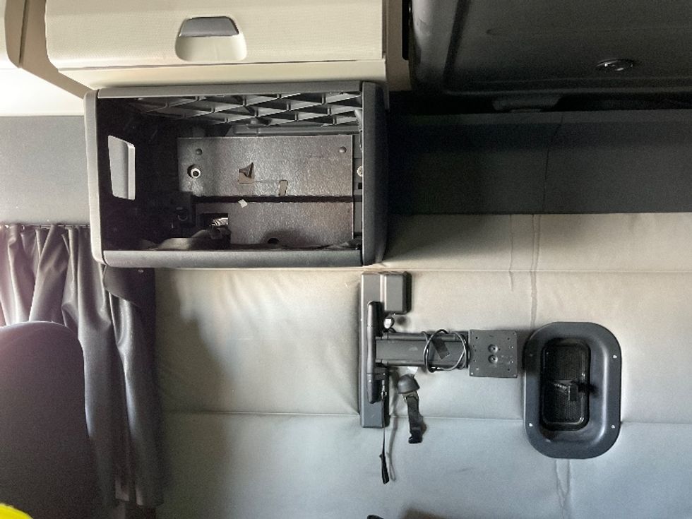 Sleeper Tractor-Heavy Duty Tractors-Freightliner-2021-T12664ST-North Las Vegas-NV-343,205\n\t\tmiles-$ 85,500 - Image 19