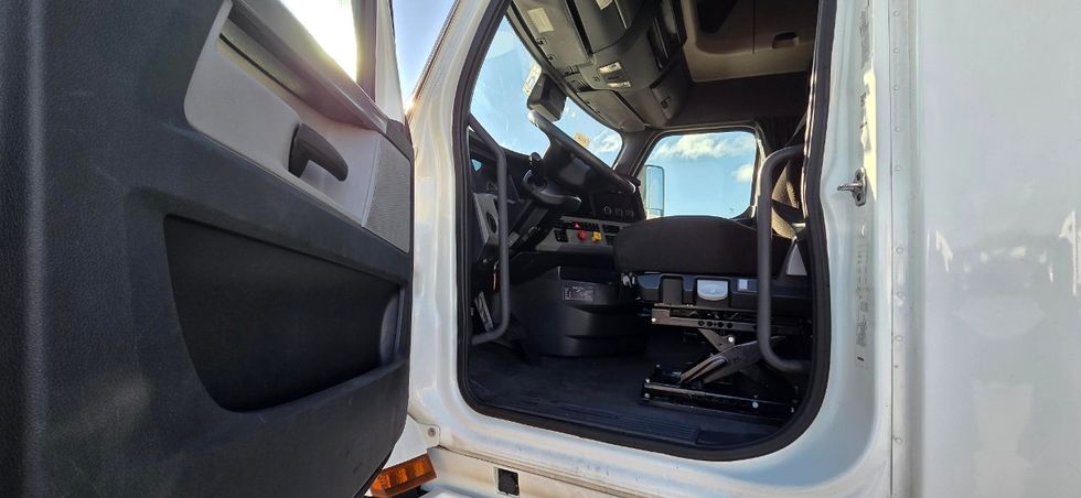 Sleeper Tractor-Heavy Duty Tractors-Freightliner-2021-T12664ST-Oakwood Village-OH-617,123\n\t\tmiles-$ 52,250 - Image 10