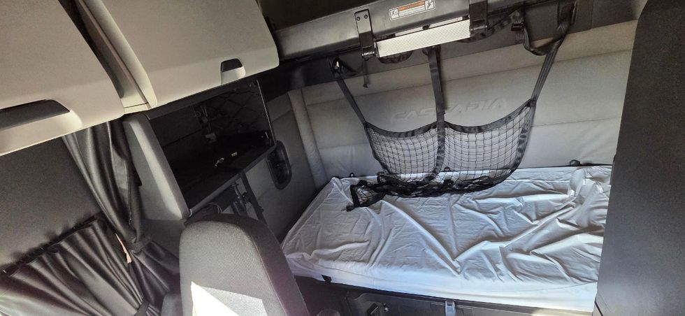 Sleeper Tractor-Heavy Duty Tractors-Freightliner-2021-T12664ST-Oakwood Village-OH-617,123\n\t\tmiles-$ 52,250 - Image 13