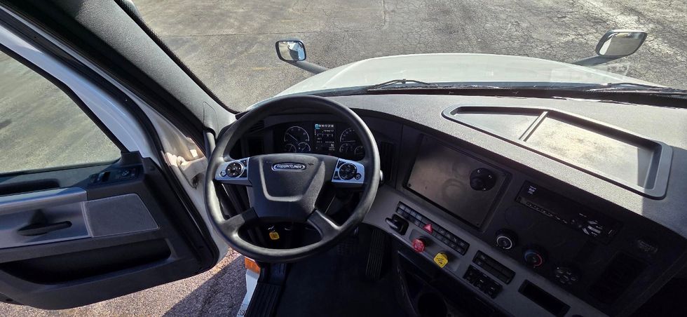Sleeper Tractor-Heavy Duty Tractors-Freightliner-2021-T12664ST-Oakwood Village-OH-617,123\n\t\tmiles-$ 52,250 - Image 18