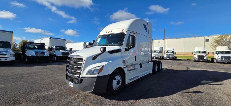 Sleeper Tractor-Heavy Duty Tractors-Freightliner-2021-T12664ST-Oakwood Village-OH-617,123\n\t\tmiles-$ 52,250 - Image 3