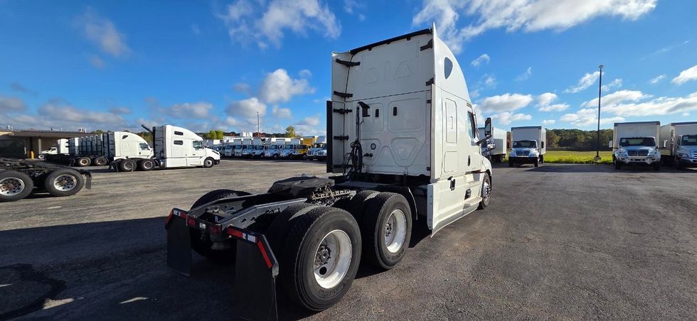 Sleeper Tractor-Heavy Duty Tractors-Freightliner-2021-T12664ST-Oakwood Village-OH-617,123\n\t\tmiles-$ 52,250 - Image 7