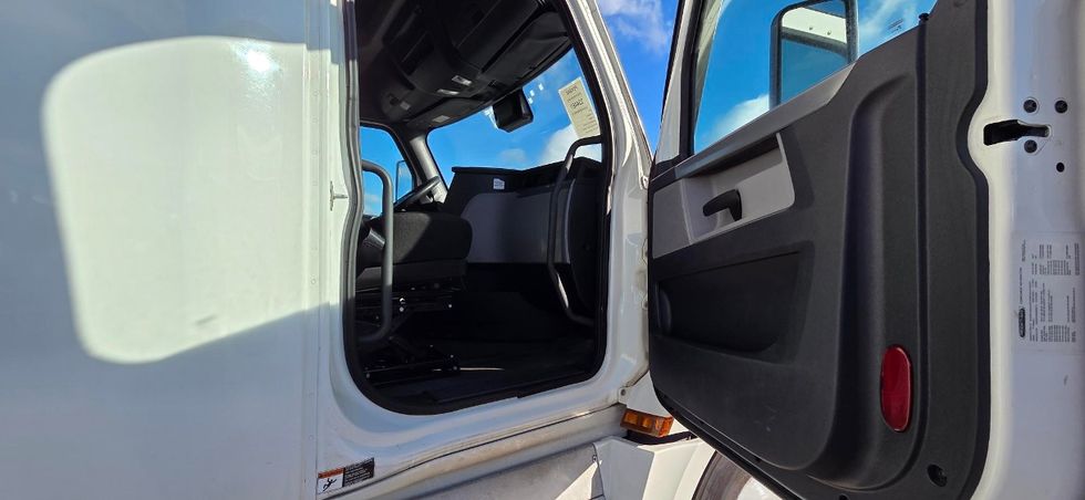 Sleeper Tractor-Heavy Duty Tractors-Freightliner-2021-T12664ST-Oakwood Village-OH-617,123\n\t\tmiles-$ 52,250 - Image 9