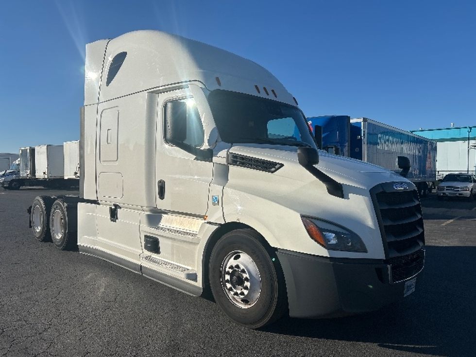 Sleeper Tractor-Heavy Duty Tractors-Freightliner-2021-T12664ST-Obetz-OH-493,464\n\t\tmiles-$ 61,250 - Image 1
