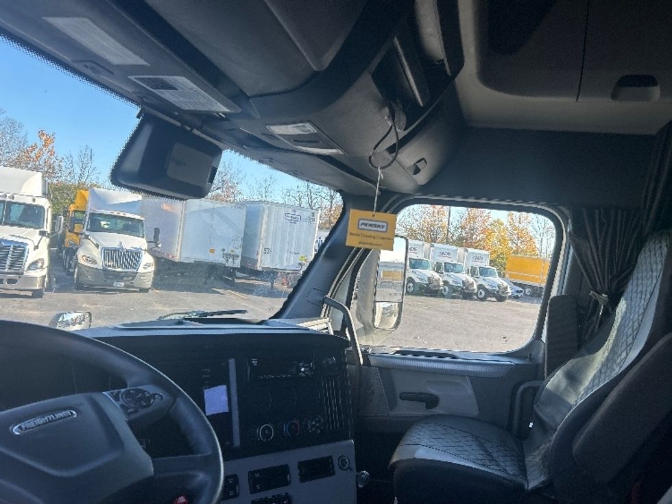 Sleeper Tractor-Heavy Duty Tractors-Freightliner-2021-T12664ST-Obetz-OH-493,464\n\t\tmiles-$ 61,250 - Image 10