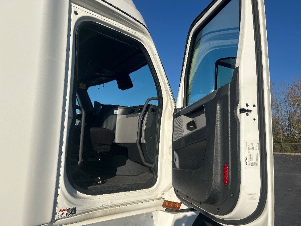 Sleeper Tractor-Heavy Duty Tractors-Freightliner-2021-T12664ST-Obetz-OH-493,464\n\t\tmiles-$ 61,250 - Image 13