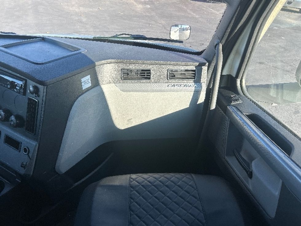 Sleeper Tractor-Heavy Duty Tractors-Freightliner-2021-T12664ST-Obetz-OH-493,464\n\t\tmiles-$ 61,250 - Image 14