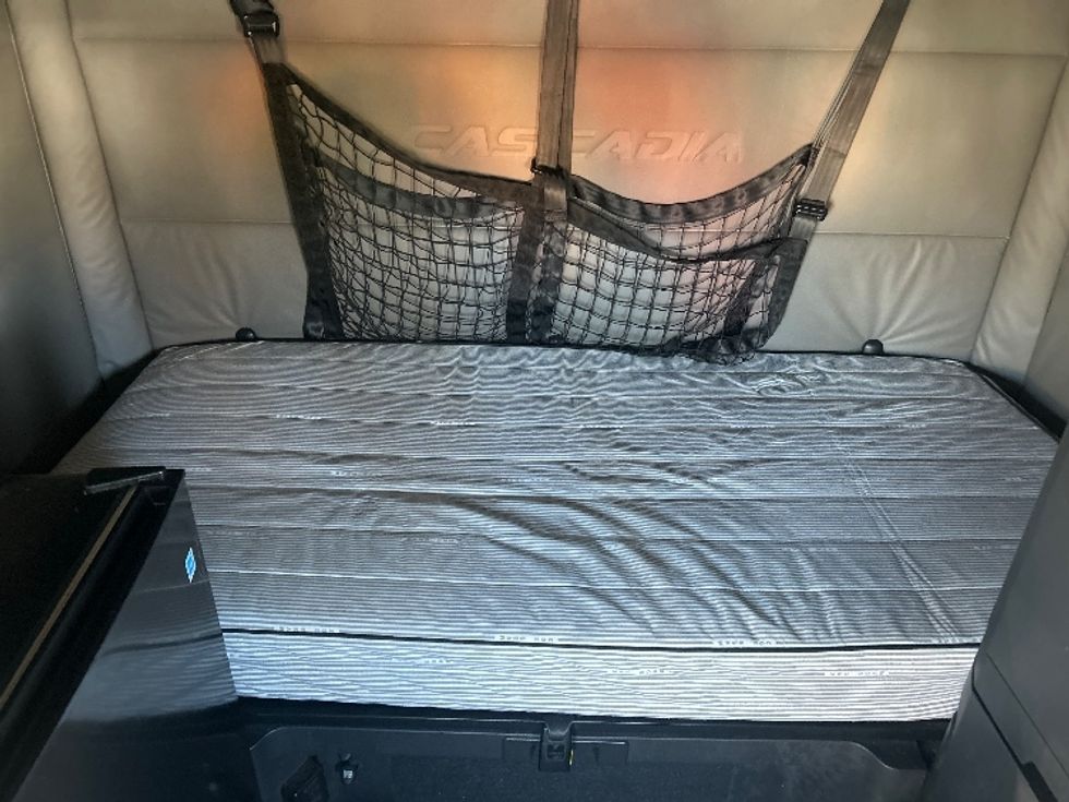 Sleeper Tractor-Heavy Duty Tractors-Freightliner-2021-T12664ST-Obetz-OH-493,464\n\t\tmiles-$ 61,250 - Image 16