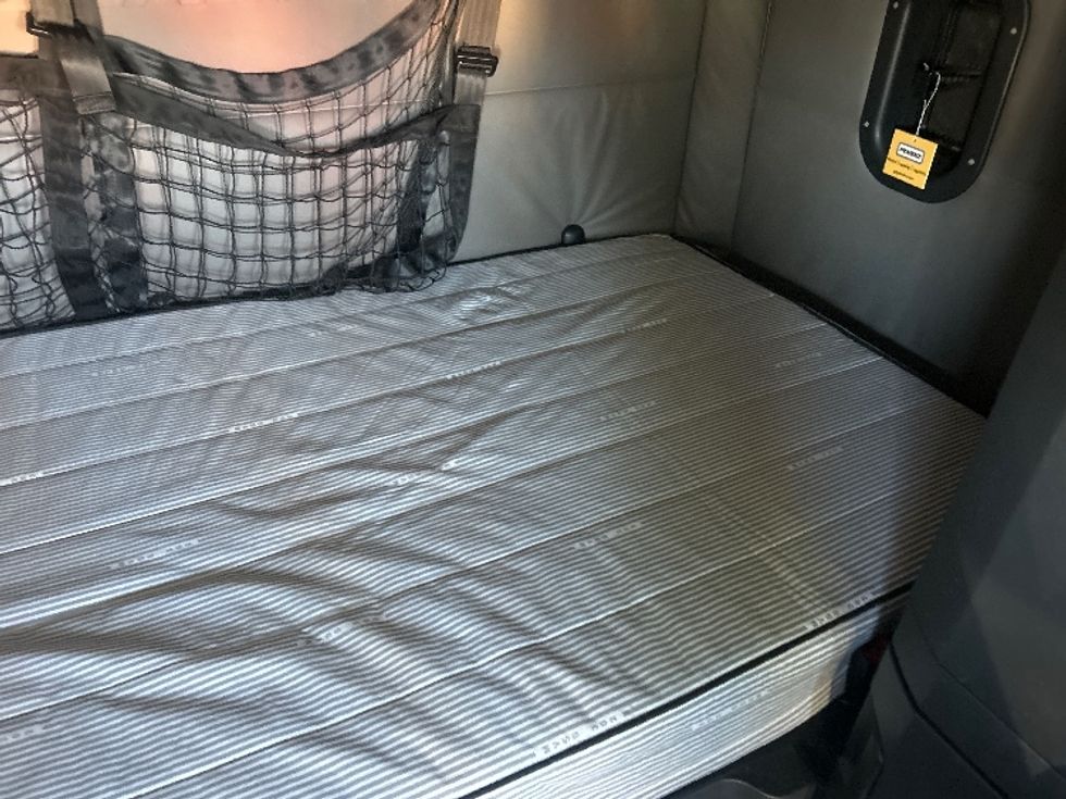 Sleeper Tractor-Heavy Duty Tractors-Freightliner-2021-T12664ST-Obetz-OH-493,464\n\t\tmiles-$ 61,250 - Image 17