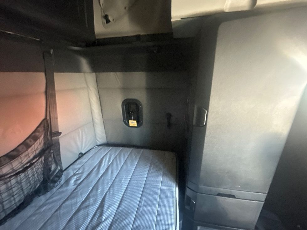 Sleeper Tractor-Heavy Duty Tractors-Freightliner-2021-T12664ST-Obetz-OH-493,464\n\t\tmiles-$ 61,250 - Image 18