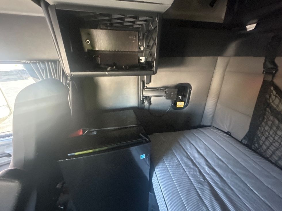 Sleeper Tractor-Heavy Duty Tractors-Freightliner-2021-T12664ST-Obetz-OH-493,464\n\t\tmiles-$ 61,250 - Image 19