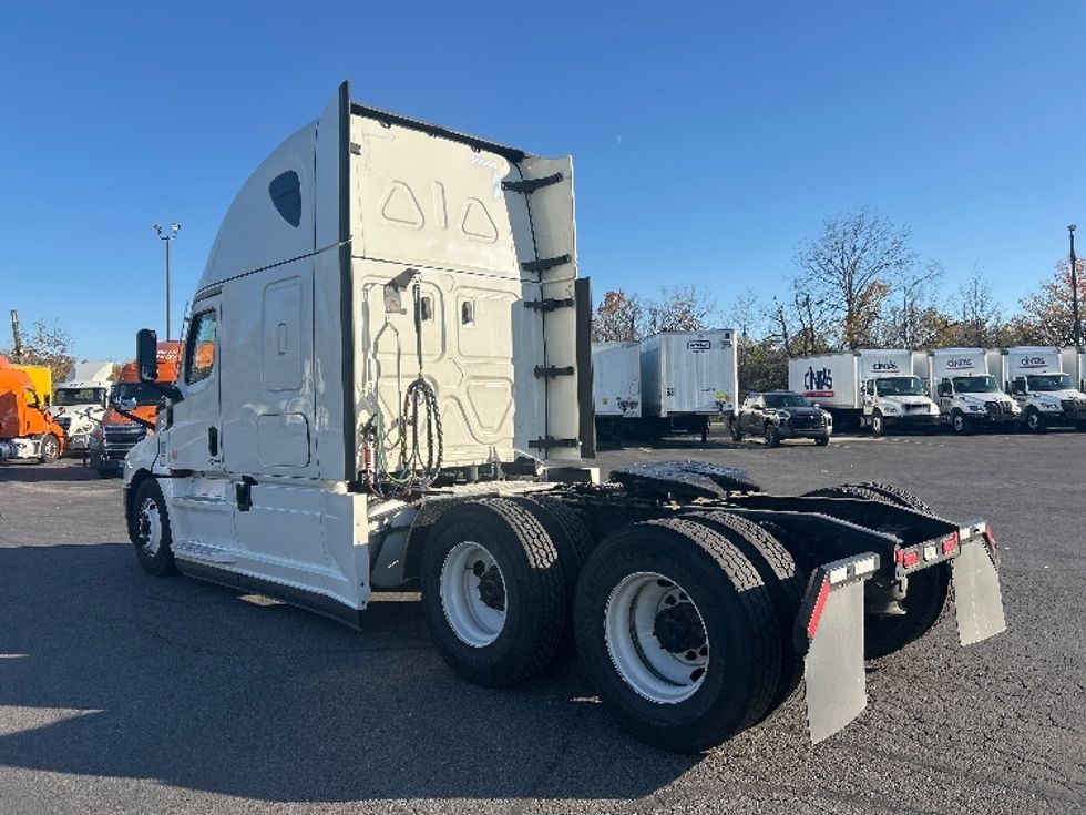 Sleeper Tractor-Heavy Duty Tractors-Freightliner-2021-T12664ST-Obetz-OH-493,464\n\t\tmiles-$ 61,250 - Image 5
