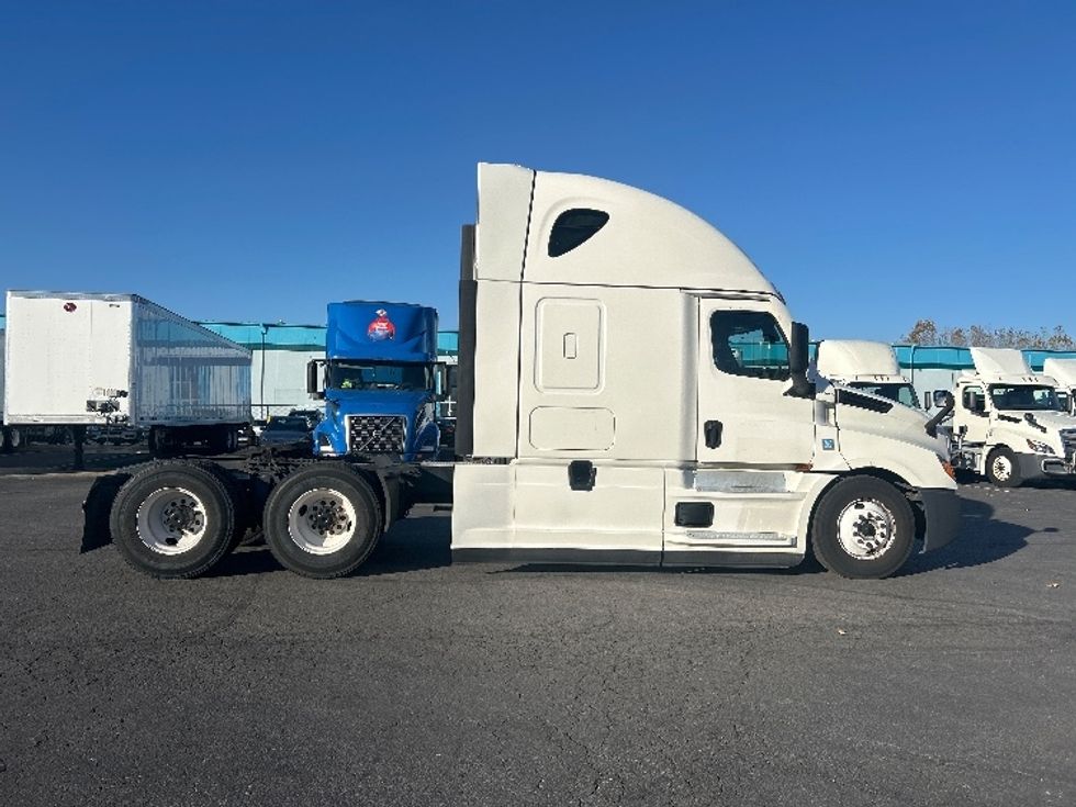 Sleeper Tractor-Heavy Duty Tractors-Freightliner-2021-T12664ST-Obetz-OH-493,464\n\t\tmiles-$ 61,250 - Image 8