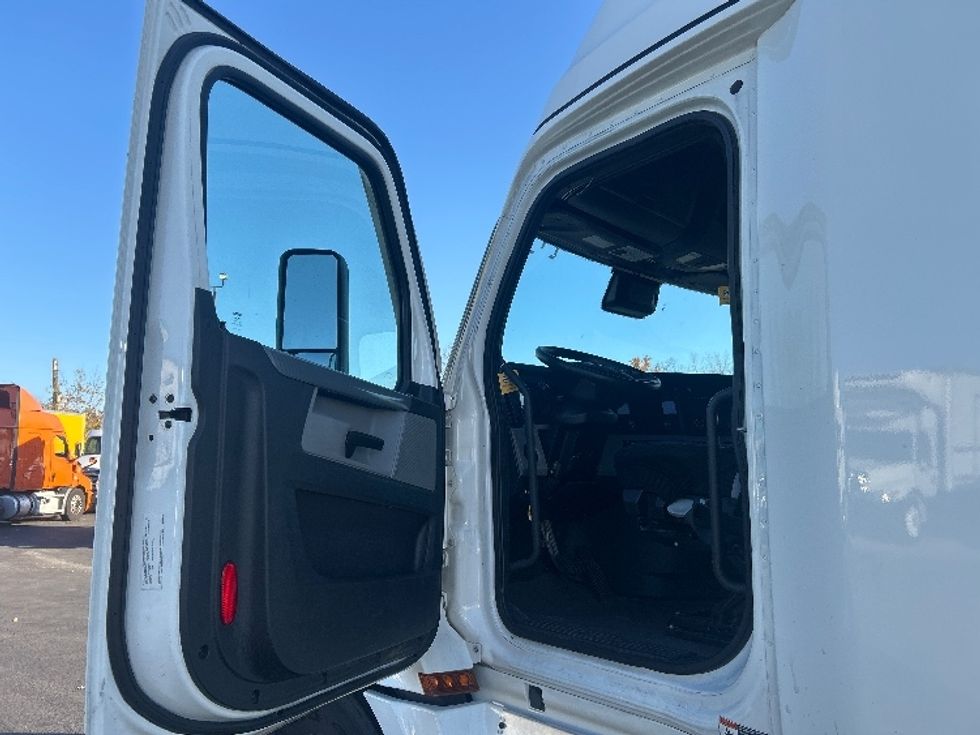 Sleeper Tractor-Heavy Duty Tractors-Freightliner-2021-T12664ST-Obetz-OH-493,464\n\t\tmiles-$ 61,250 - Image 9