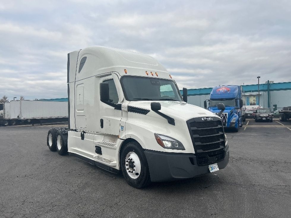 Sleeper Tractor-Heavy Duty Tractors-Freightliner-2021-T12664ST-Obetz-OH-527,562\n\t\tmiles-$ 59,750 - Image 1