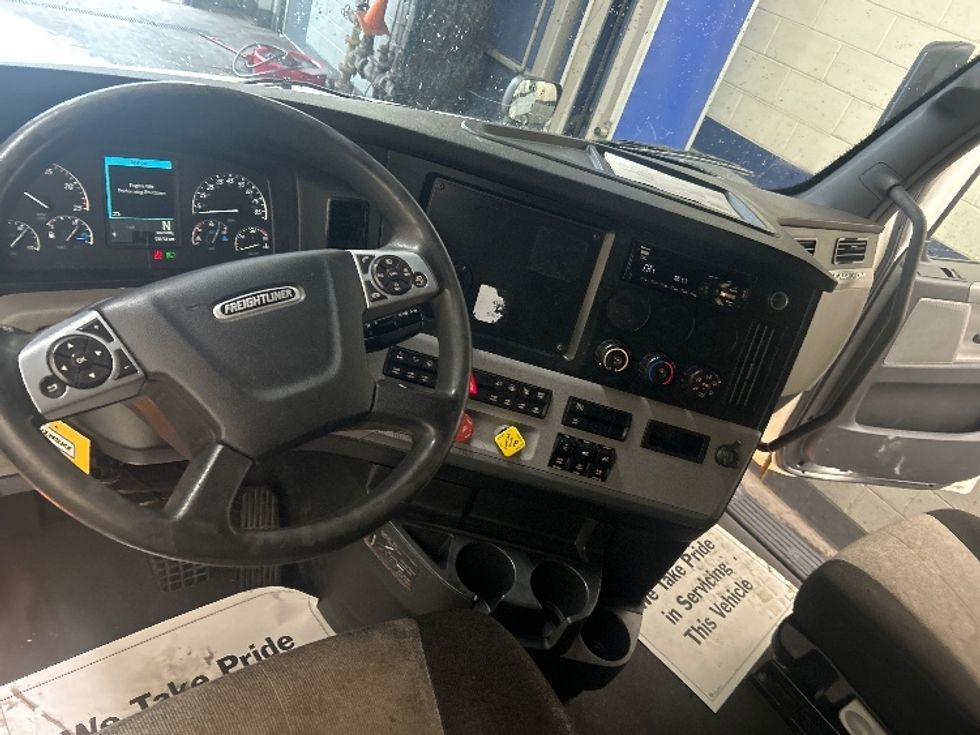 Sleeper Tractor-Heavy Duty Tractors-Freightliner-2021-T12664ST-Obetz-OH-527,562\n\t\tmiles-$ 59,750 - Image 10