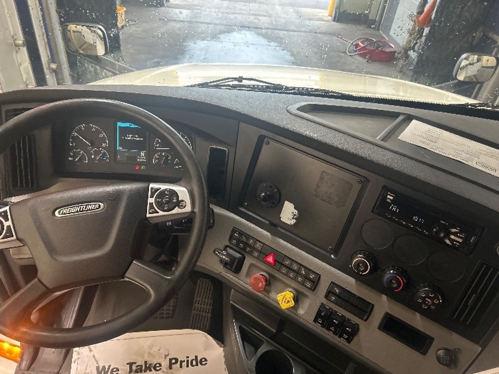 Sleeper Tractor-Heavy Duty Tractors-Freightliner-2021-T12664ST-Obetz-OH-527,562\n\t\tmiles-$ 59,750 - Image 12